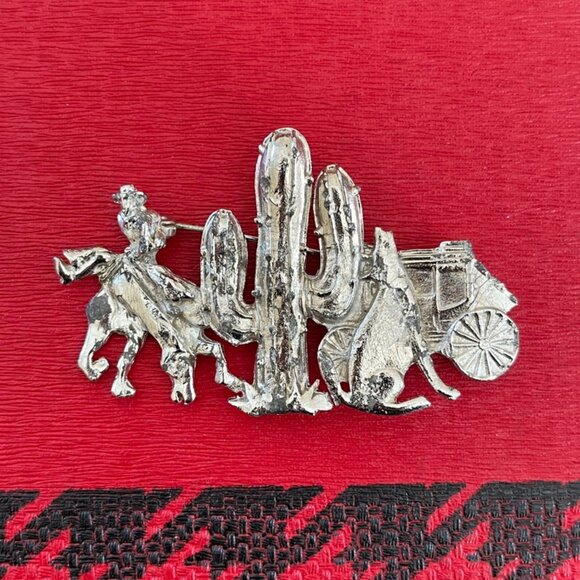 3/$30 💖 Vintage Western Scene Brooch - Picture 1 of 6